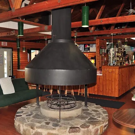 Arrowhead Camping Resort Deluxe Cabin 4-3